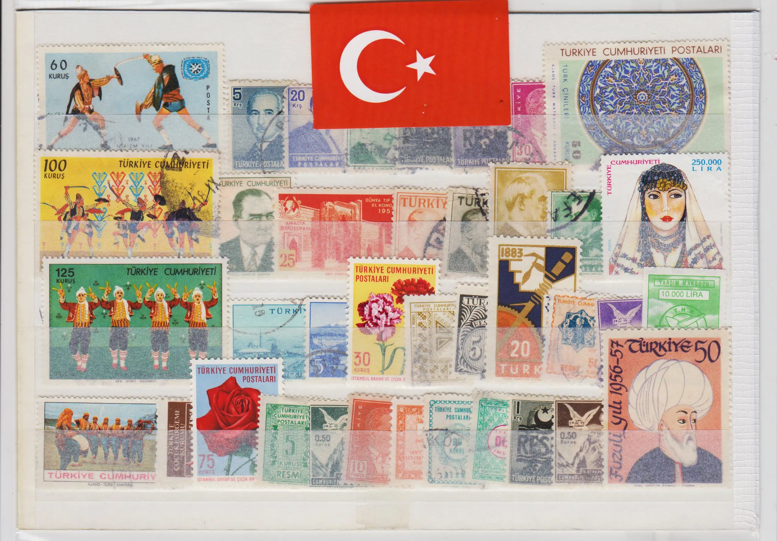 38 ÇEŞİT CUMHURİYET DÖNEMİ DAMGALI PUL. KARTELASINDA.