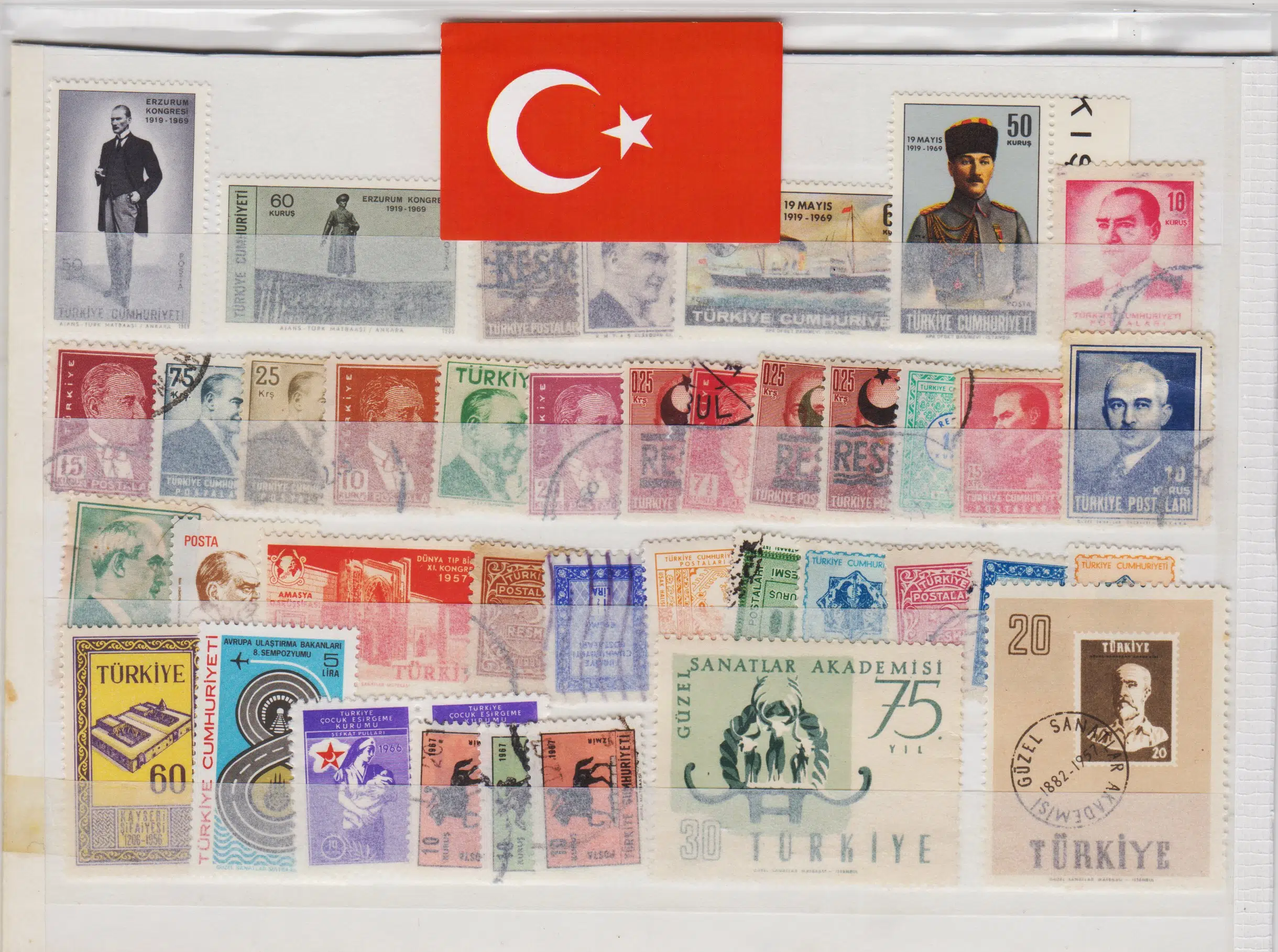 40 ÇEŞİT CUMHURİYET DÖNEMİ DAMGALI PUL. KARTELASINDA.