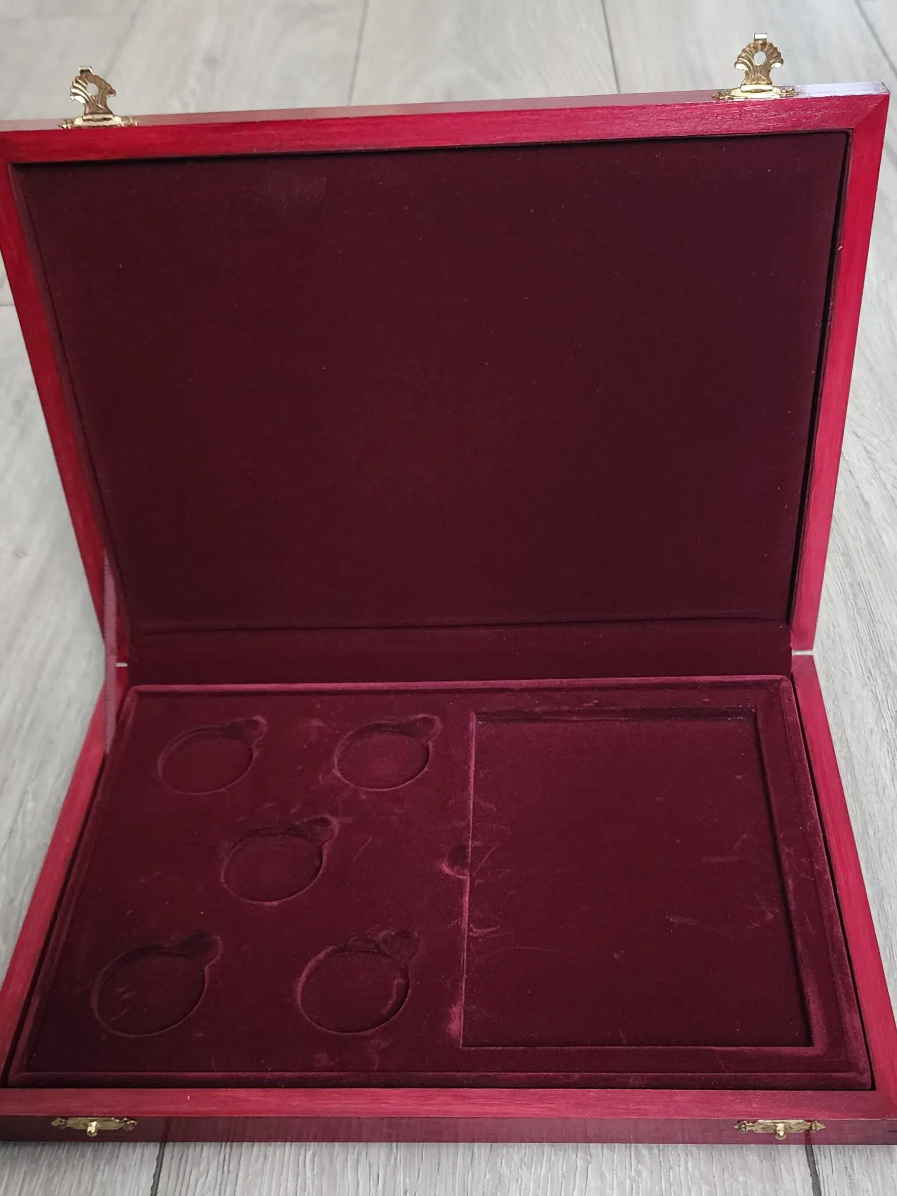 ALMANYA ALTIN PARA SETİ BOŞ KUTUSU. 35 mm ÇAPINDA 5 HAZNELİ KADİFE KAPLI AHŞAP KUTU.