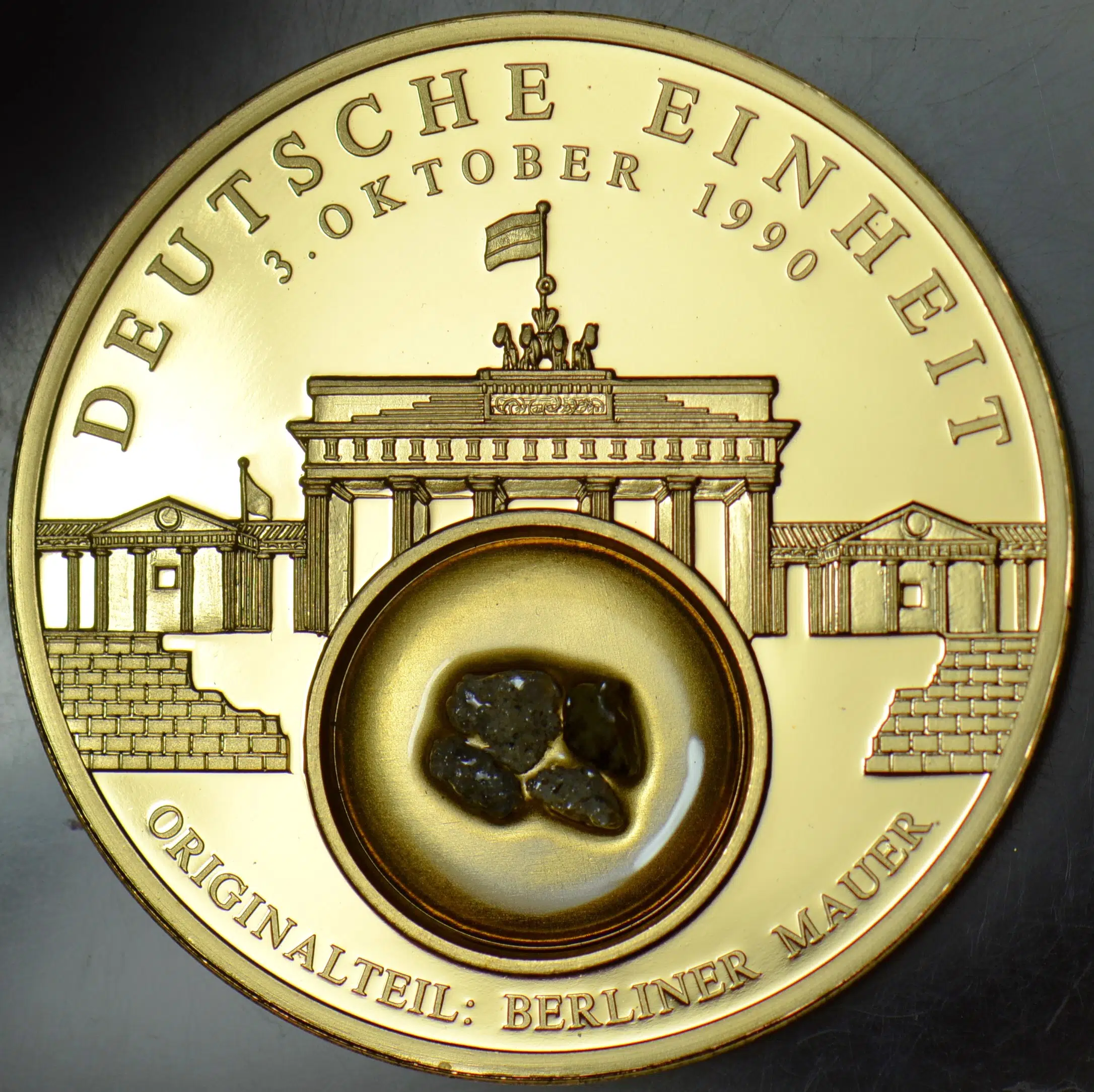 ALMANYA ORİJİNAL BERLİN DUVARI PARÇALI MADALYON 1994 SERİ NOLU SERTİFİKALI 50 mm 54 gr. ALTIN KAPLAMA ÇİL