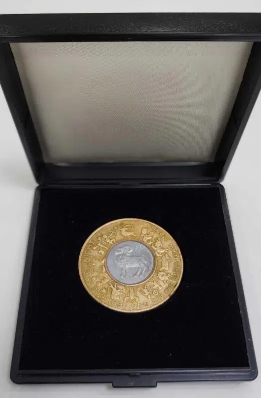 ALMANYA ZODYAK MADALYON 1950 DEIN TALISMAN-KOÇ BURCU. 41 mm BRONZ BİMETAL. KADİFELİ KUTUSUNDA. NADİR.