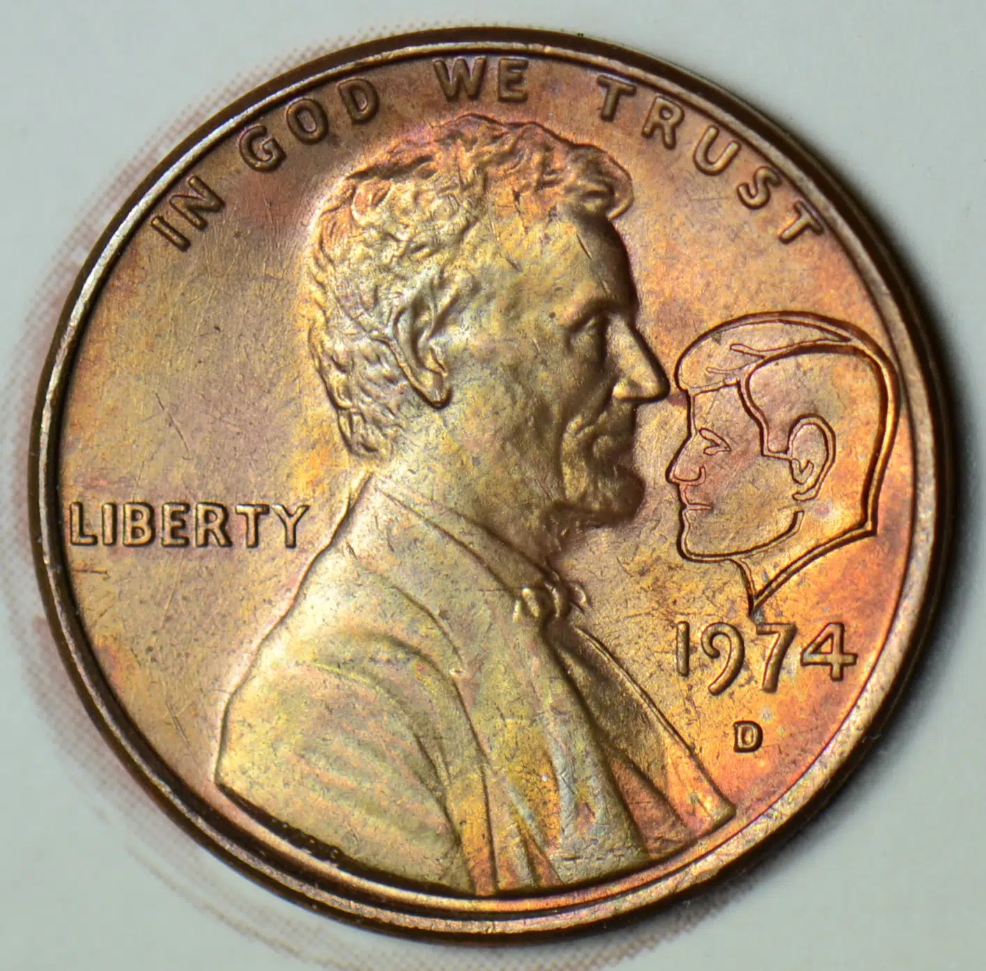 AMERİKA LİNCOLN-KENNEDY 1 CENT 1974 D HATIRA PARA KARTI. ŞAŞIRTICI BENZERLİKLER ÖZEL DARP. ÇİL