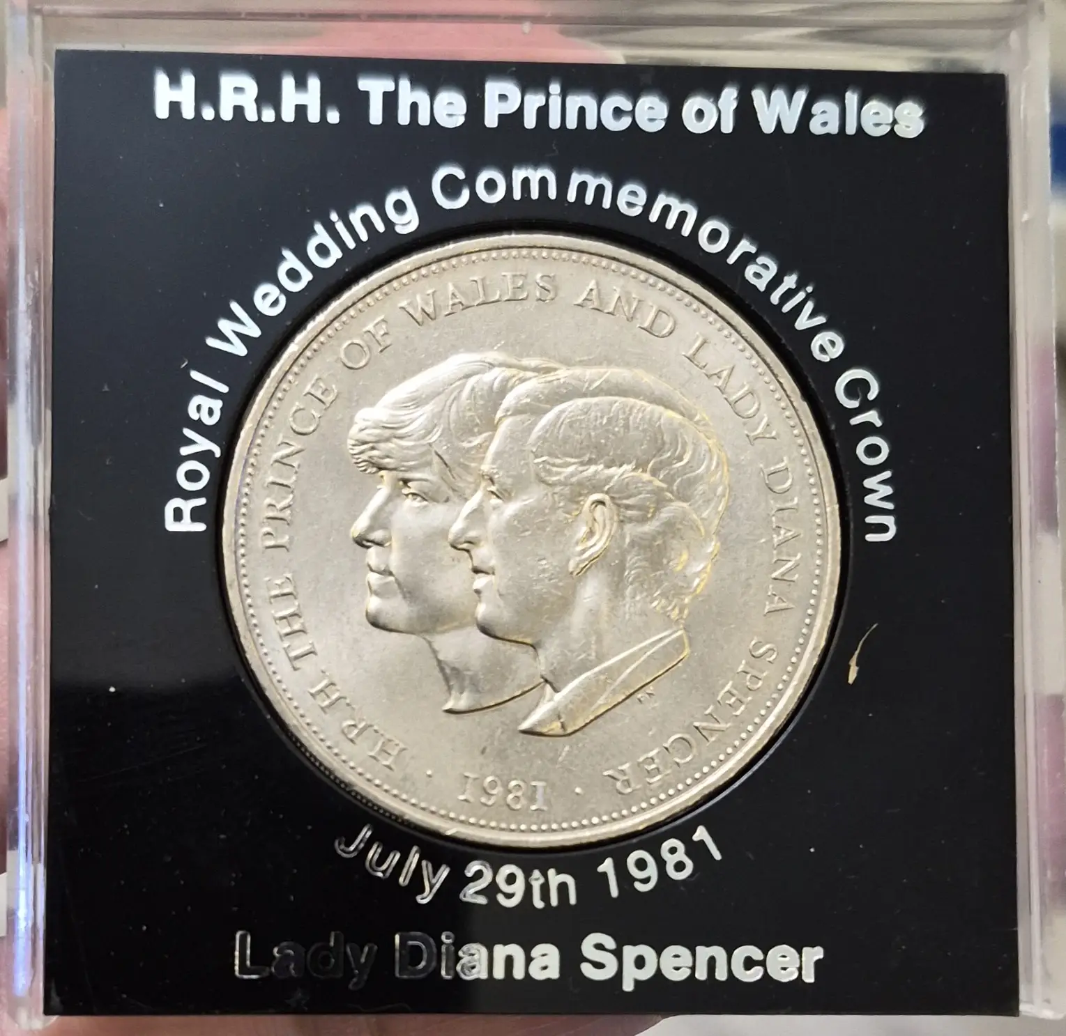 BİRLEŞİK KRALLIK 25 PENCE 1981 PRENS CHARLES-LADY DIANA EVLİLİKLERİ. 38,6 mm KUTUSUNDA. ÇİL.
