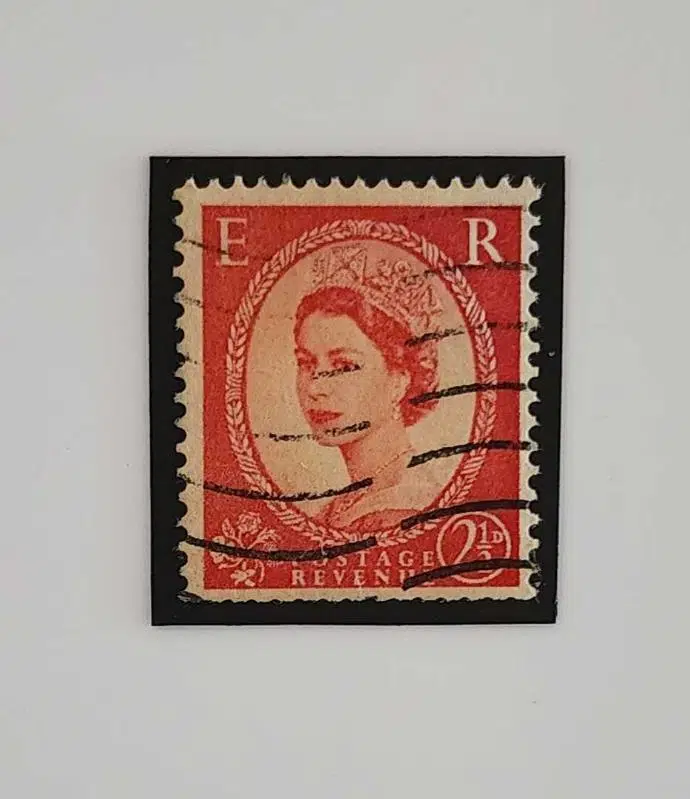 BİRLEŞİK KRALLIK DAMGALI PUL MAGNET. KRALİÇE II. ELİZABETH PORTRELİ İNGİLTERE.