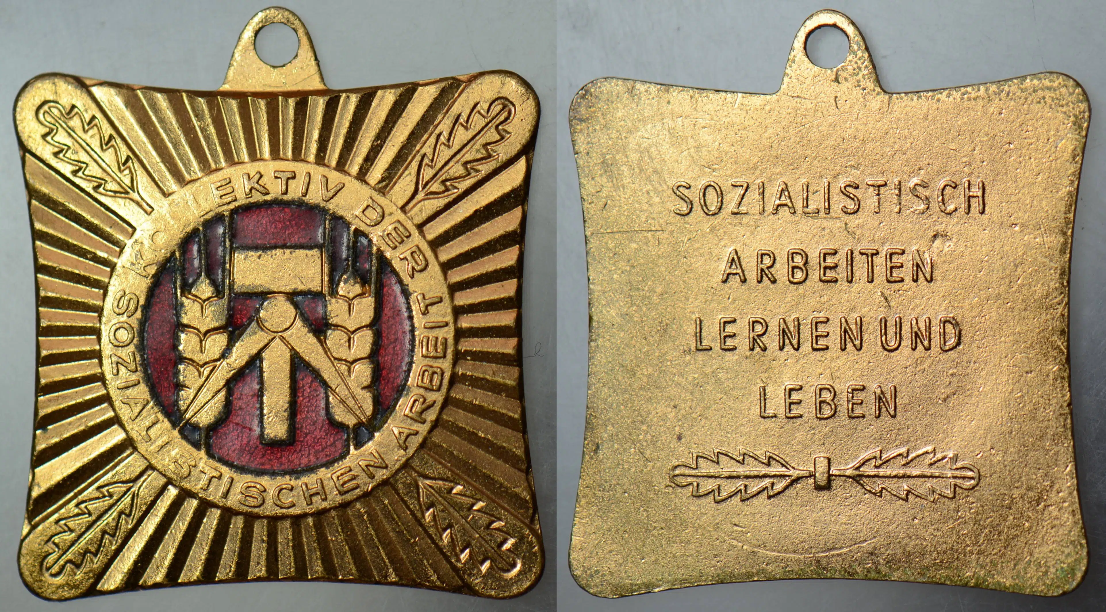 DOĞU ALMANYA BAŞARILI SOSYALİST İŞÇİ MADALYASI. 31x31 mm ORİJİNAL.