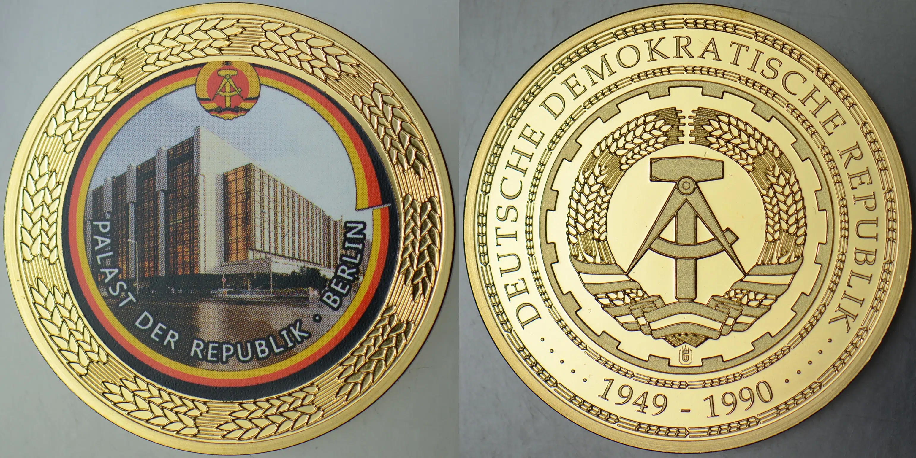 DOĞU ALMANYA MADALYON 1949-1990 BERLİN CUMHURİYET SARAYI. RENKLİ 33 mm ÇİL.