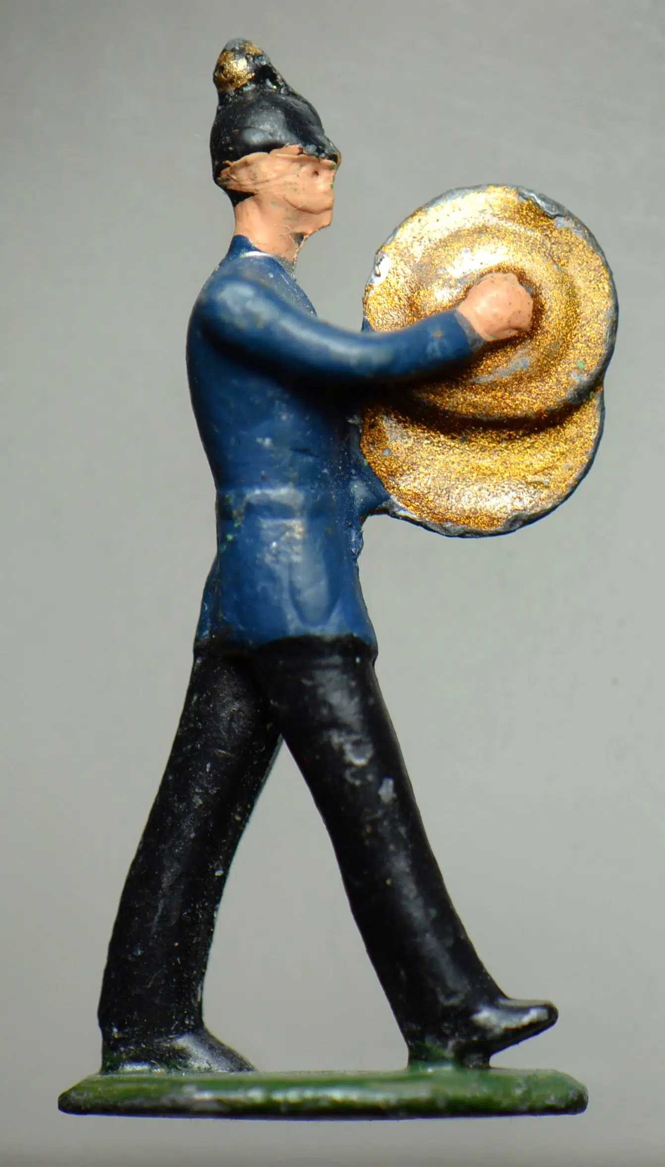 ESKİ ORİJİNAL KURŞUN ASKER RENKLİ FİGÜR 4,5 cm. I. DÜNYA SAVAŞI ALMAN BANDO ASKERİ.