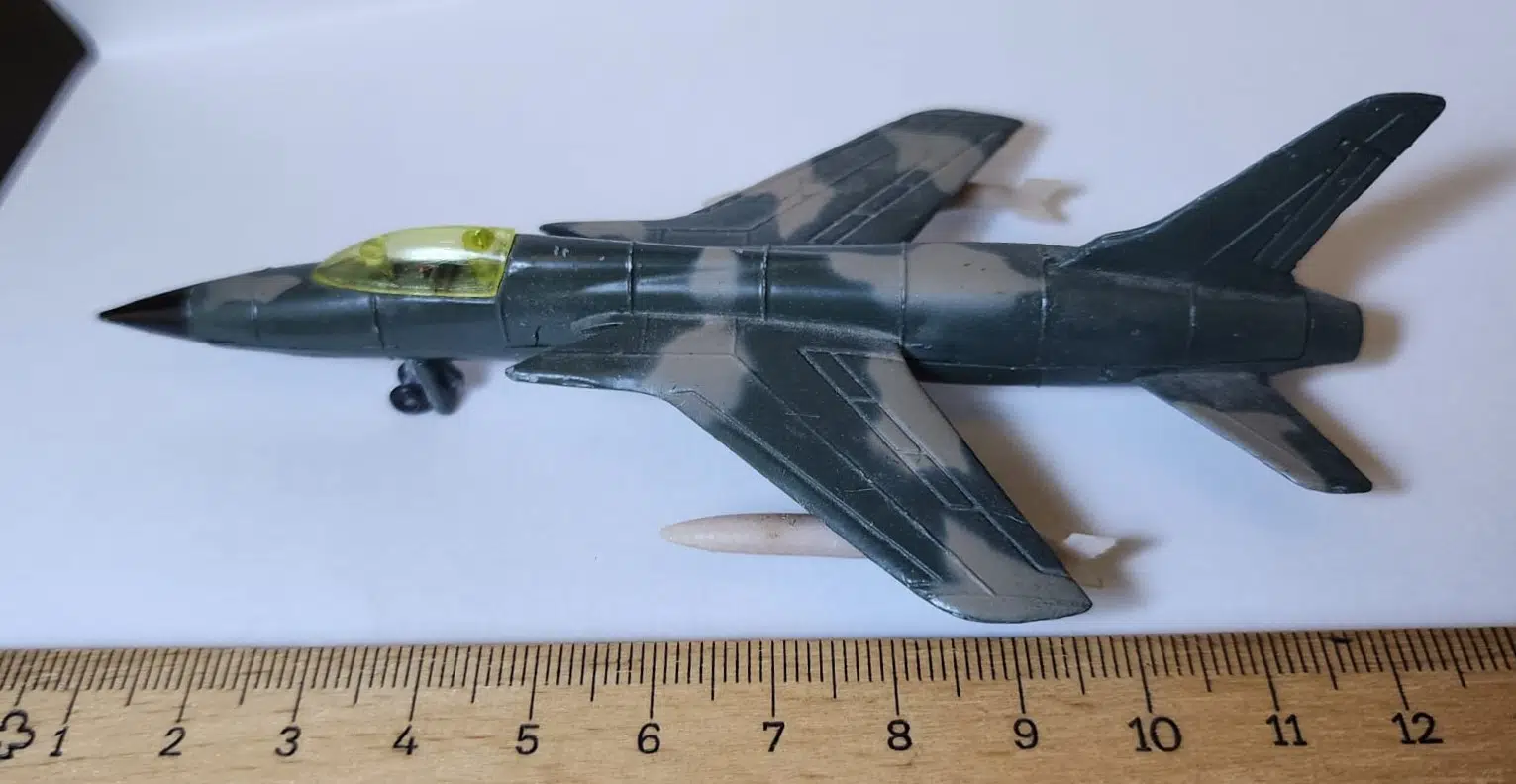 F105 THUNDERCHIEF METAL MODEL UÇAK. TEKERLEKLER KAPANIYOR. İKİNCİ EL.
