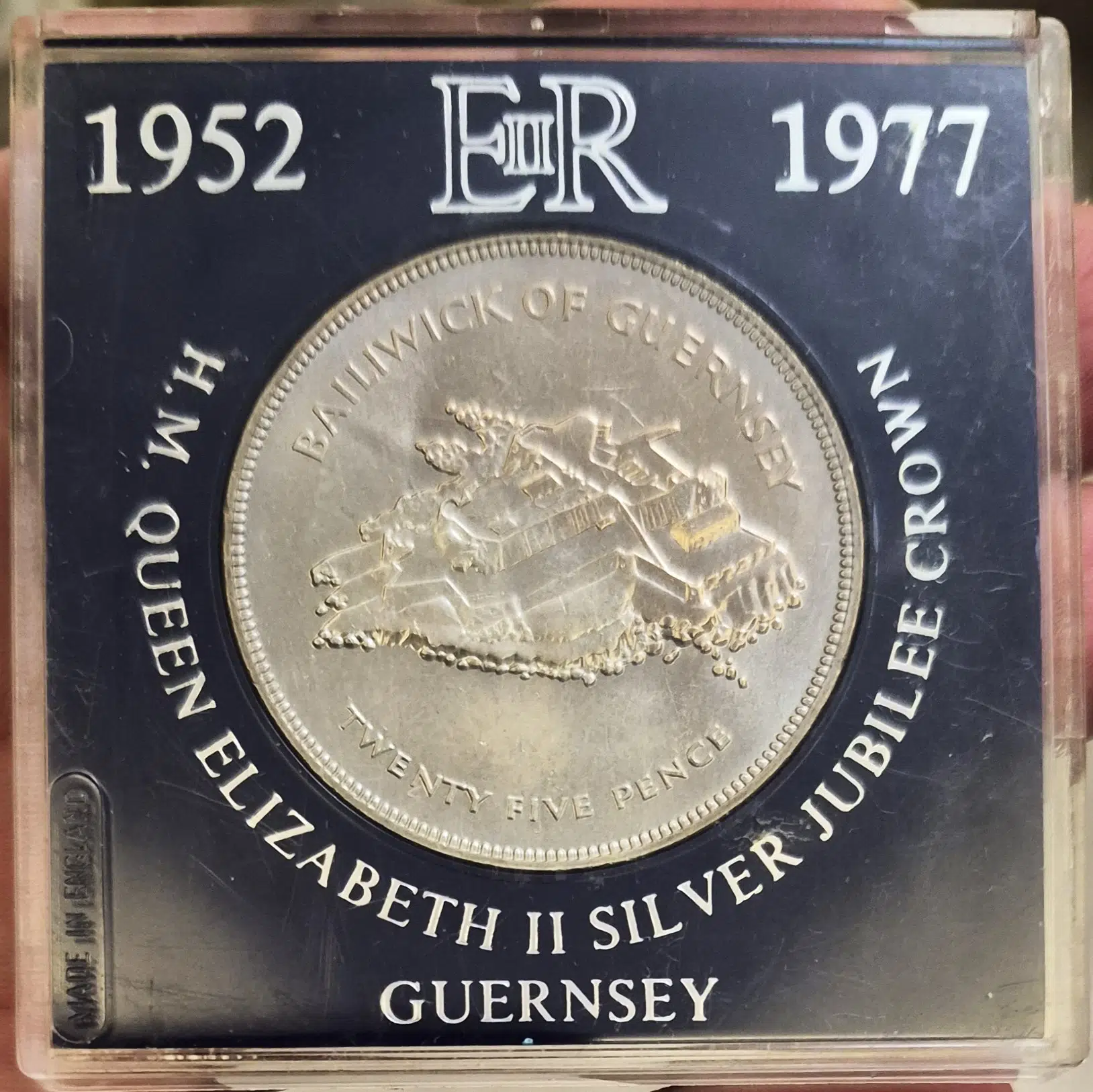 GUERNSEY 25 PENCE 1977 KRALİÇE II. ELİZABETH 25. YILI 38,6 mm KUTUSUNDA ÇİL.
