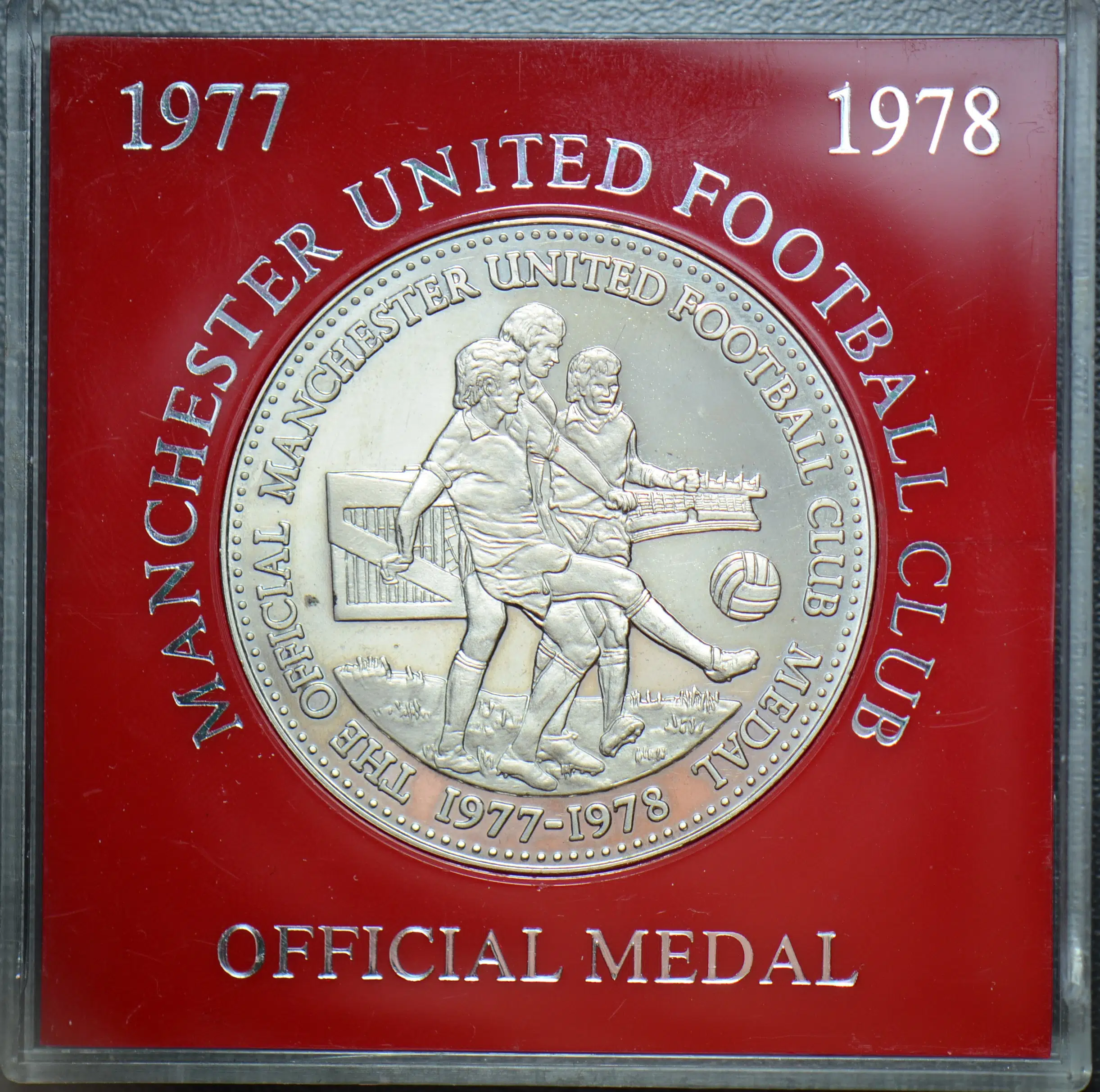 İNGİLTERE - MANCHESTER FUTBOL KULÜBÜ RESMİ MADALYON 1977-78 ORİJİNAL KUTUSUNDA 40 mm PROOF BASKI ÇİL.