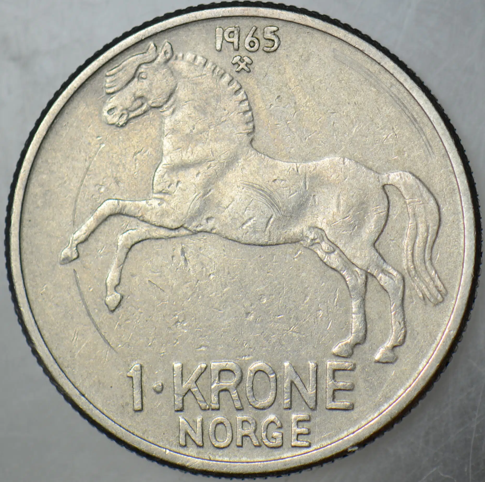 NORVEÇ 1 KRON 1965 KRAL 5. OLAV DÖNEMİ. 25 mm. AT TEMALI.
