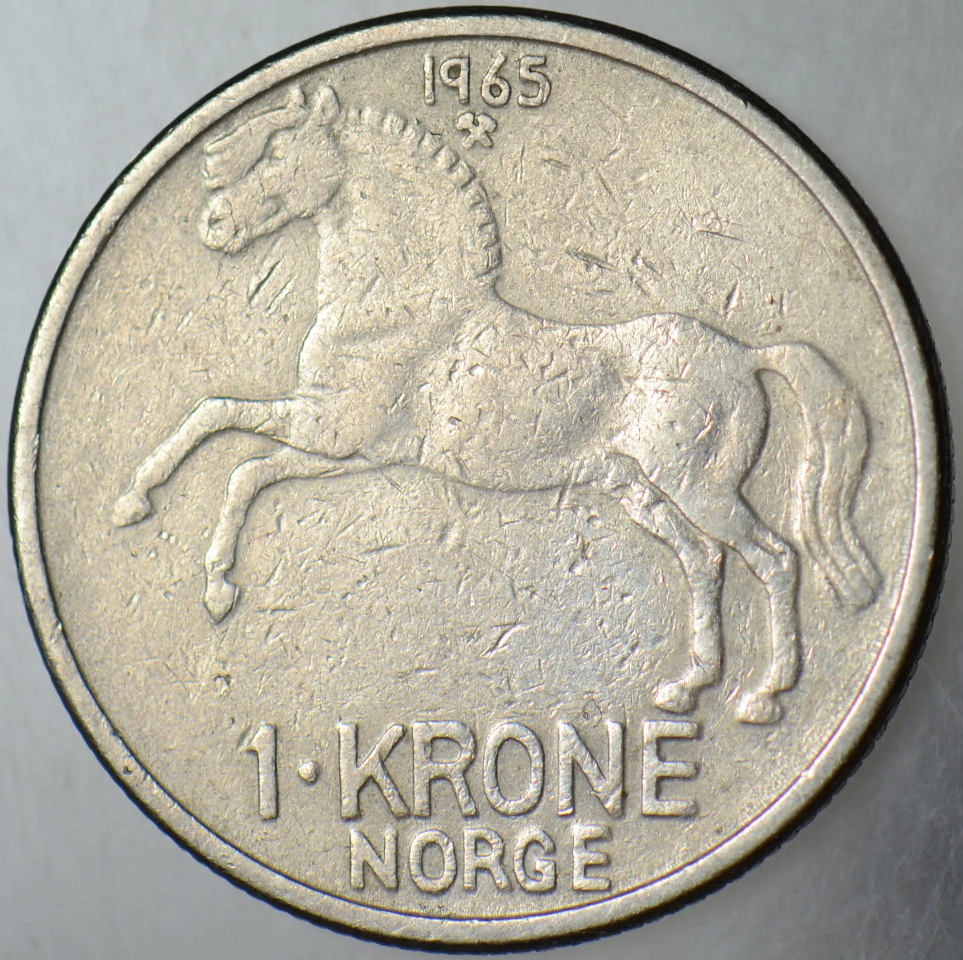  NORVEÇ 1 KRON 1965 KRAL 5. OLAV DÖNEMİ. 25 mm. AT TEMALI. NORVEÇ 1 KRON 1965 KRAL 5. OLAV DÖNEMİ. 25 mm. AT TEMALI.