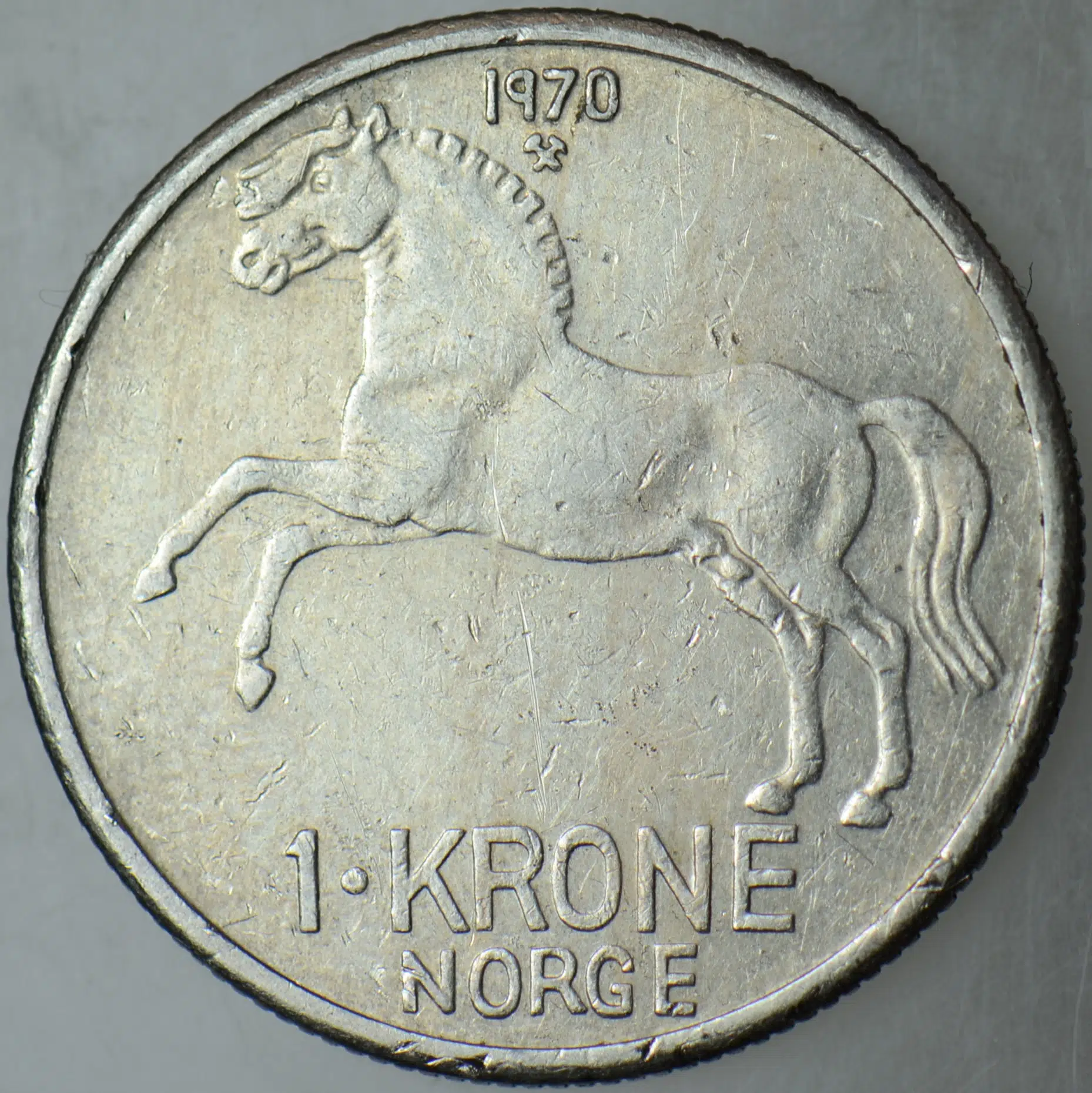 NORVEÇ 1 KRON 1970 KRAL 5. OLAV DÖNEMİ. 25 mm. AT TEMALI.