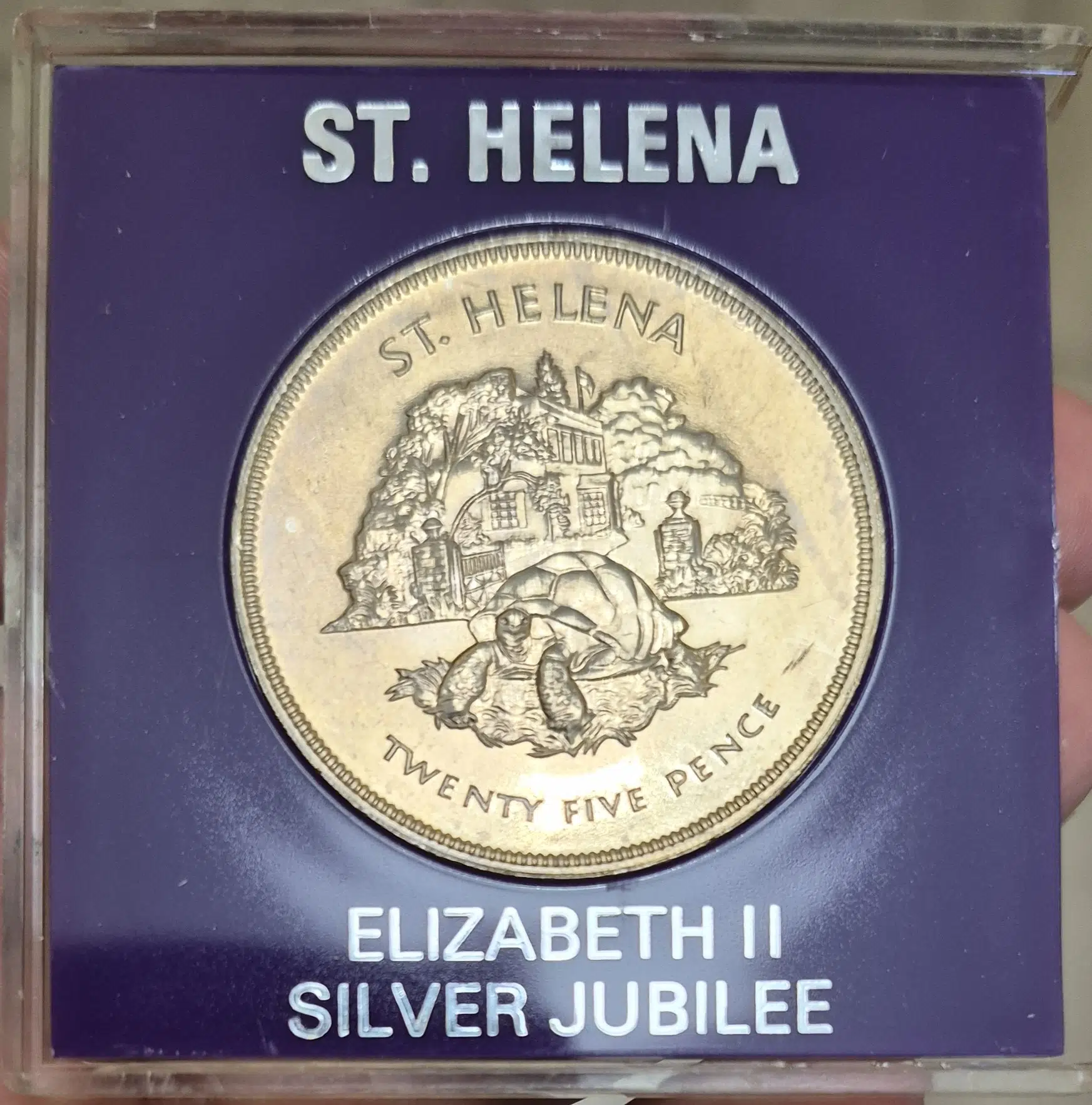 SAİNT HELENA 25 PENCE 1977 II. ELİZABETH TAHTA ÇIKIŞININ 25. YILI 38,6 mm 28,4 gr. KUTUSUNDA ÇİL.
