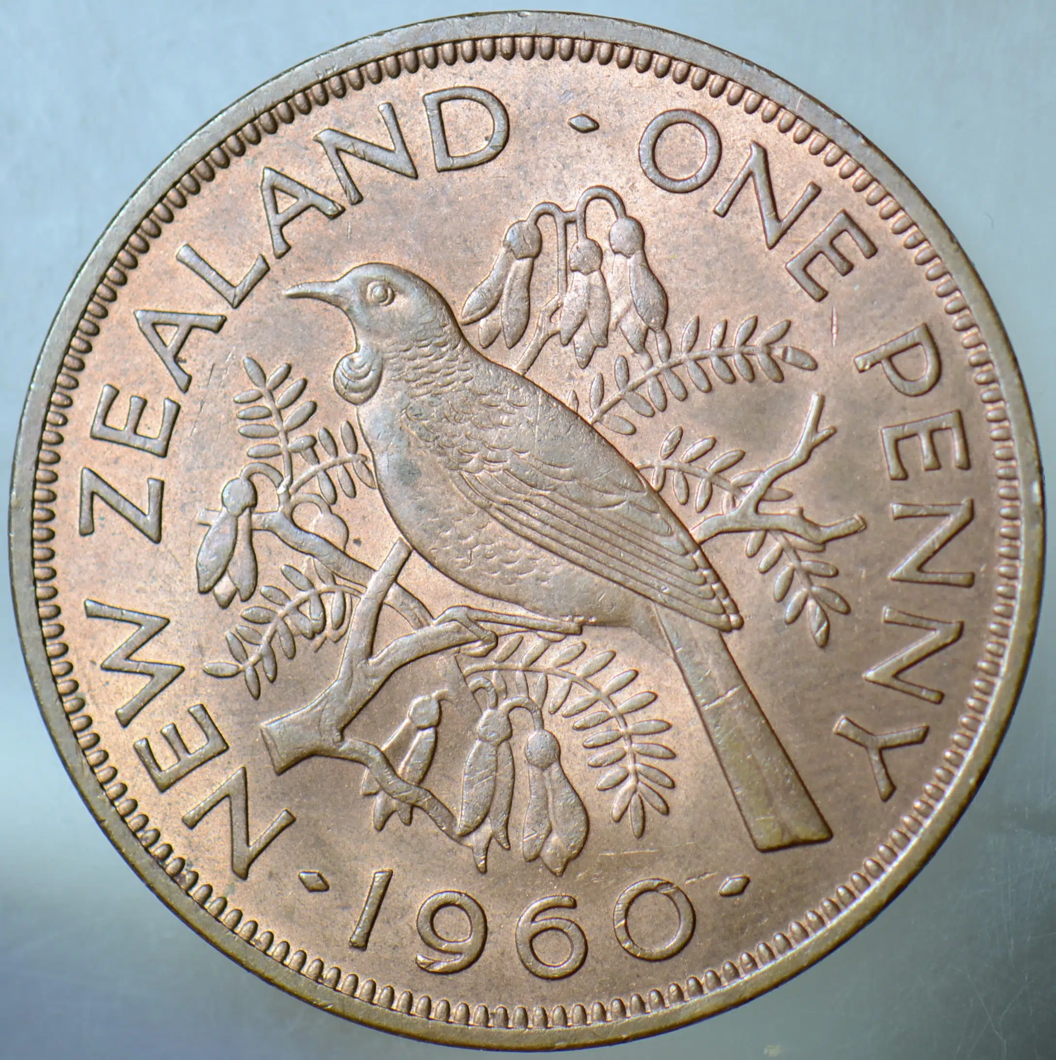 YENİ ZELANDA 1 PENNY 1960 KRALİÇE II. ELİZABETH. TUİ KUŞU. 31 mm BRONZ. ÇİLALTI+