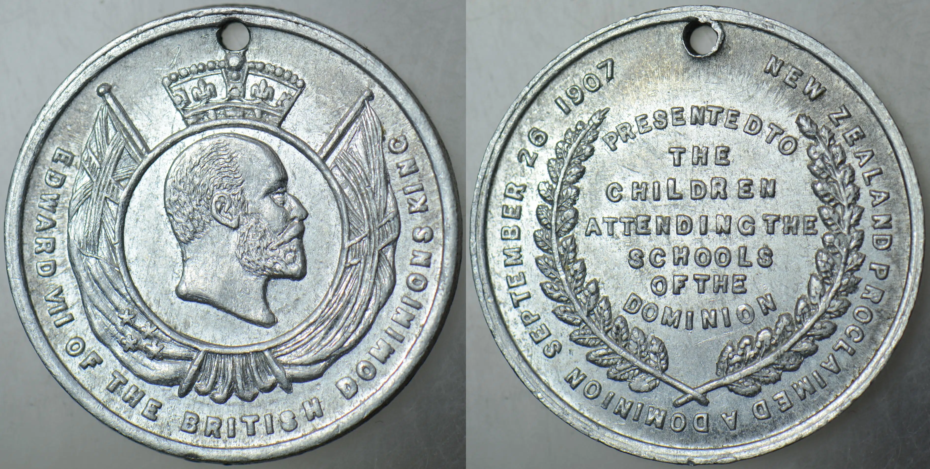 YENİ ZELANDA MADALYA 1907. İNGİLİZ DOMİNYONU OLMANIN ANISINA-KRAL 7. EDWARD. 27 mm ALÜMİNYUM.